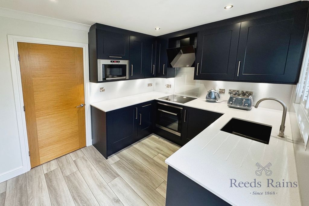 Property photo 2 of 19 Kitchen