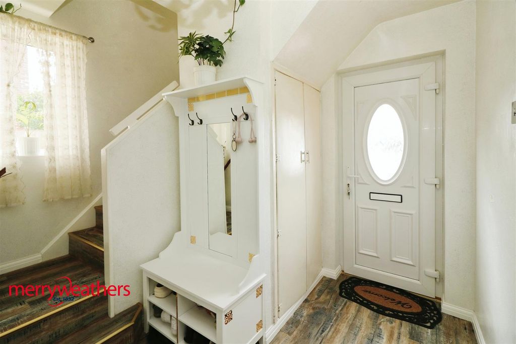 Property photo 2 of 16 Front Entrance Hall