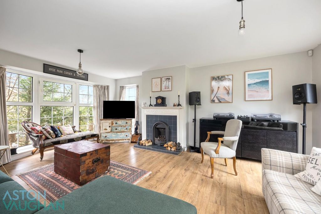 Property photo 2 of 32