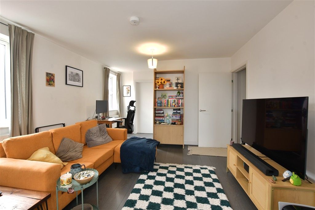 Property photo 2 of 9 Lounge/Dining Area