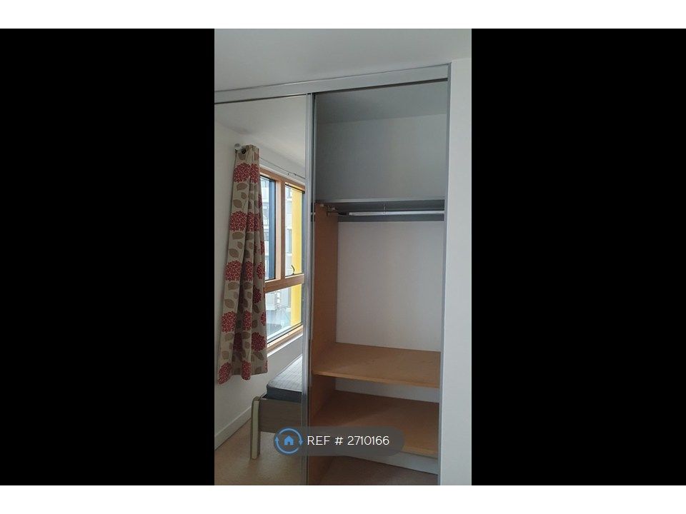 Property photo 3 of 20 Wardrobe