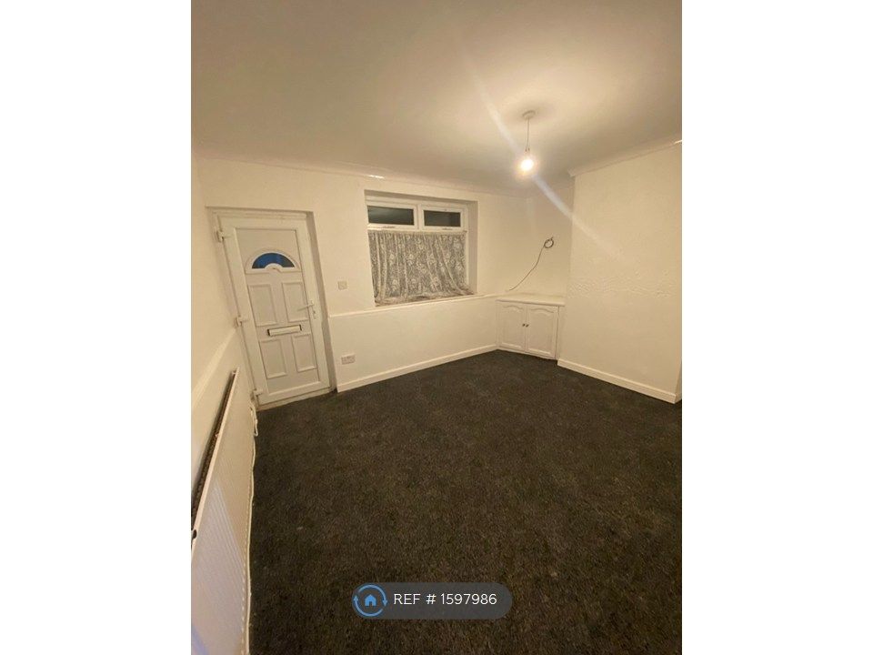 Property photo 1 of 10 Living Room