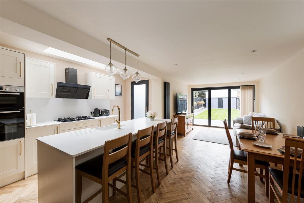 Property photo 3 of 51 Hainault Road, E11