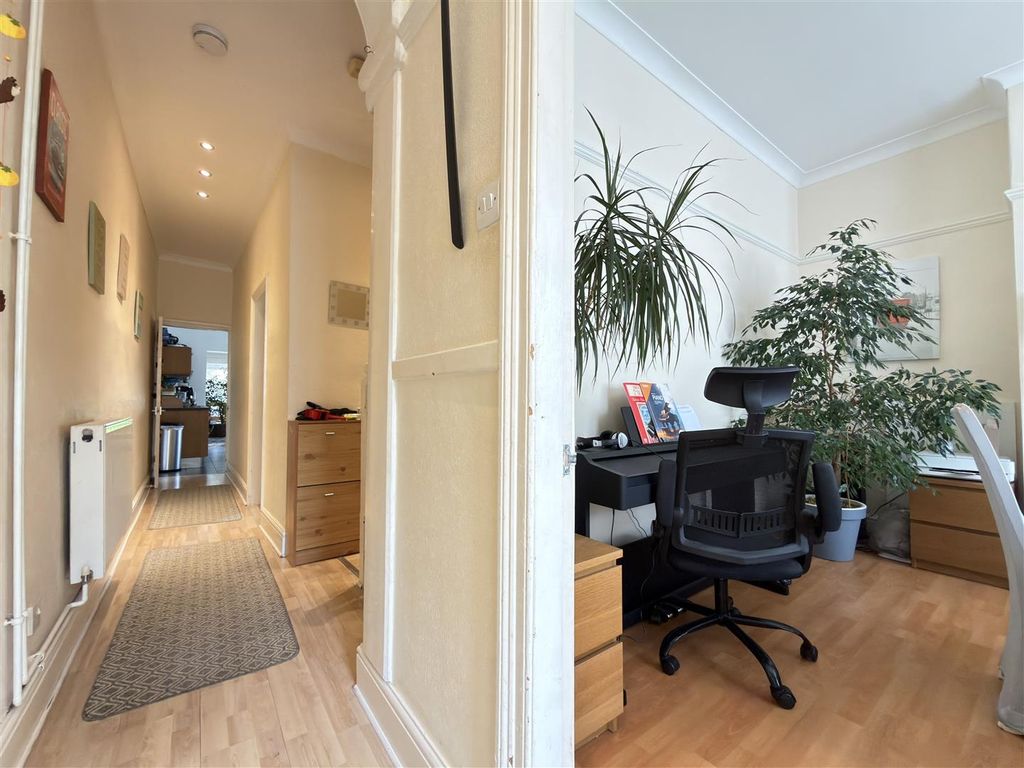 Property photo 2 of 17 Entrance Hall