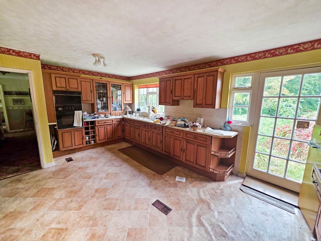 Property photo 3 of 5 Kitchen