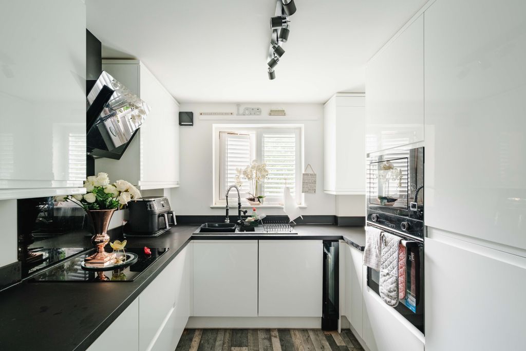 Property photo 1 of 11 10