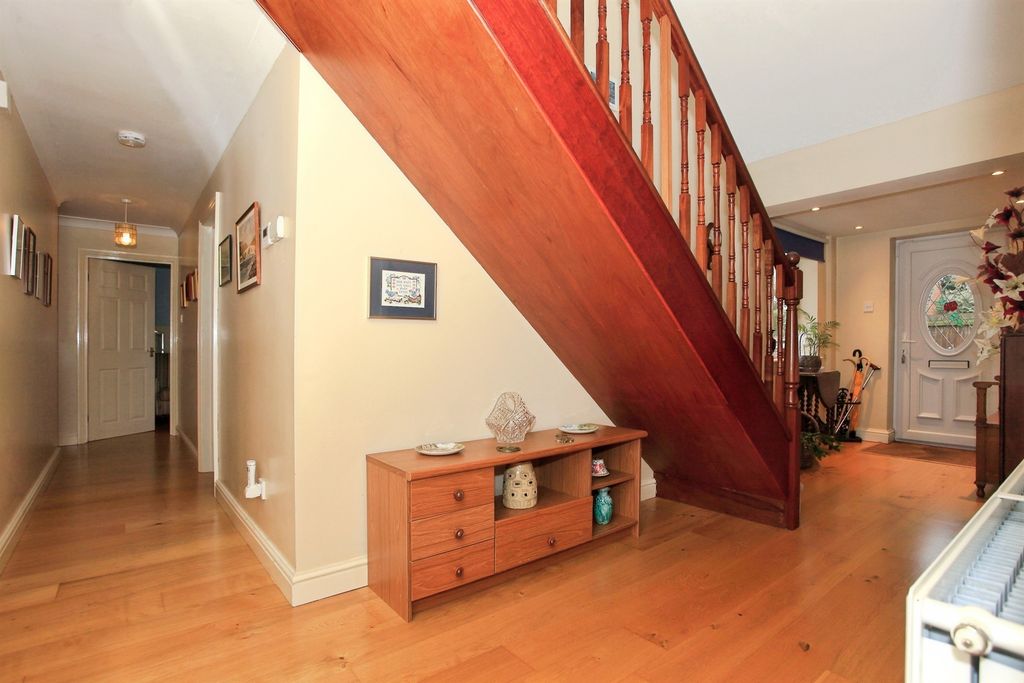 Property photo 2 of 26 Entrance Hall