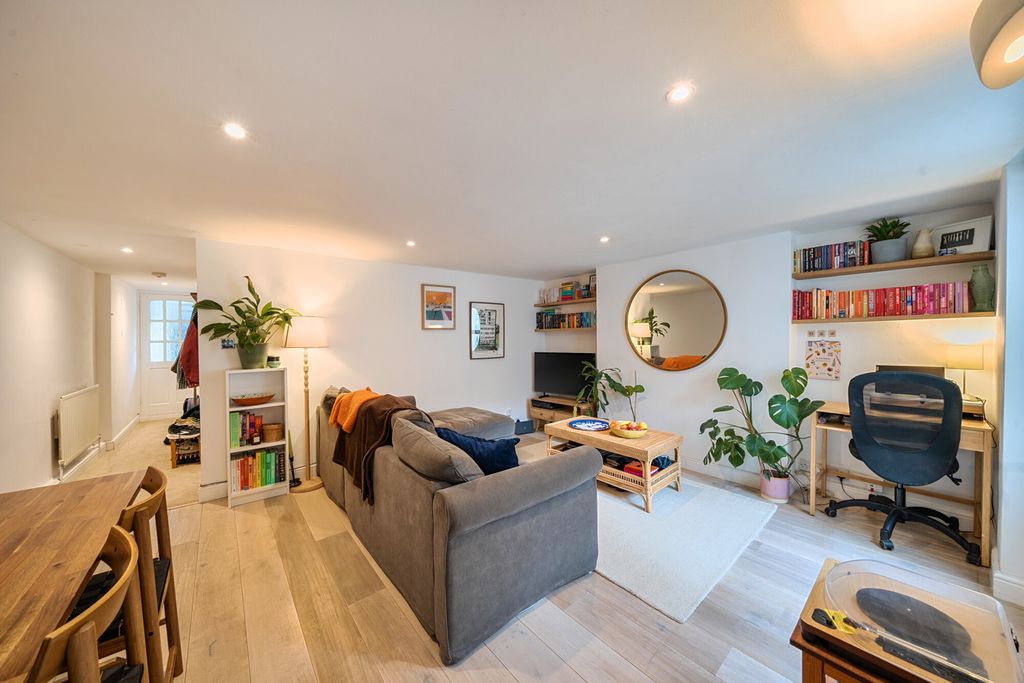 Property photo 2 of 20 Reception