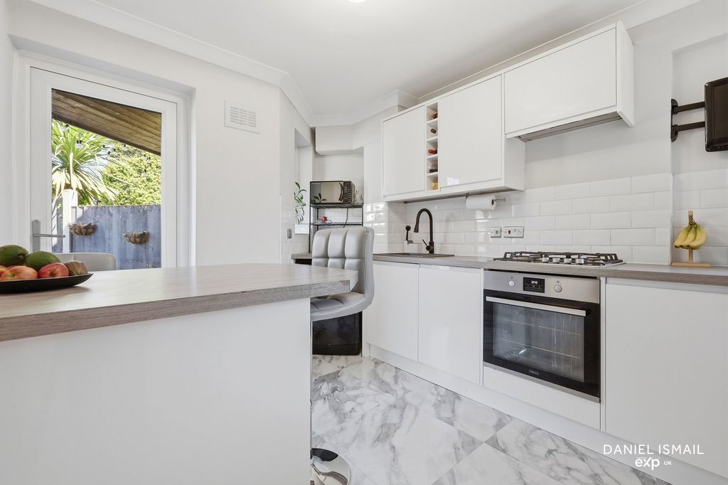 Property photo 2 of 27