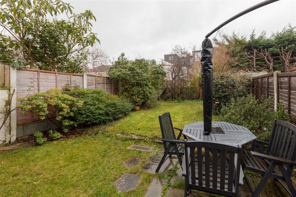 Property photo 2 of 30 Malmesbury Road, E18