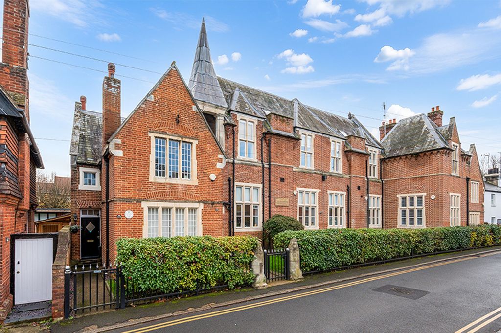 Property photo 1 of 16 Ewell Court Grove, West Street Kt17 1Ux