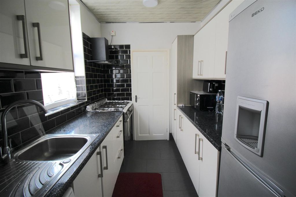 Property photo 3 of 12 Kitchen