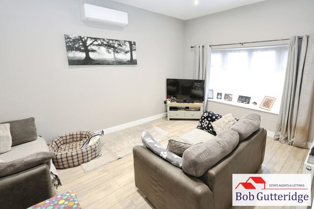 Property photo 3 of 31 Lounge