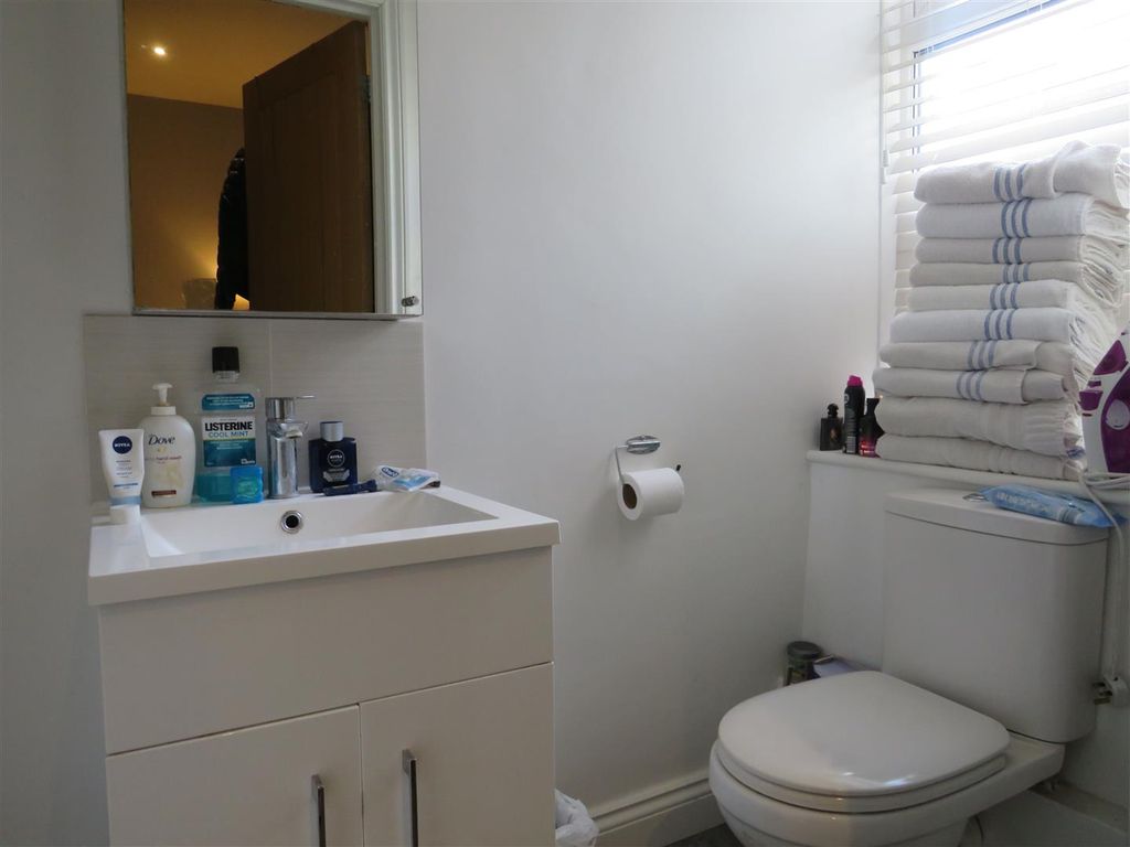 Property photo 1 of 8 Bathroom