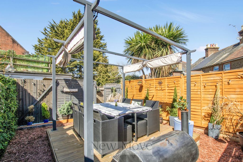 Property photo 1 of 17 2 Bed Flat For Sale Three Bridges Road, Crawley Rh10