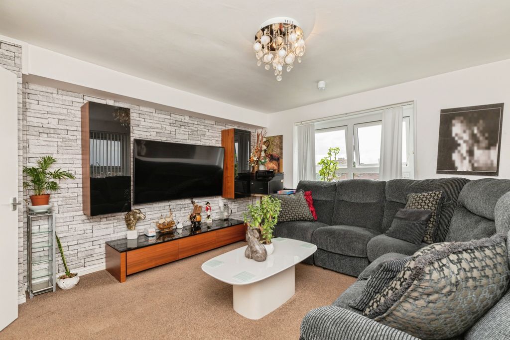 Property photo 1 of 20 Lounge