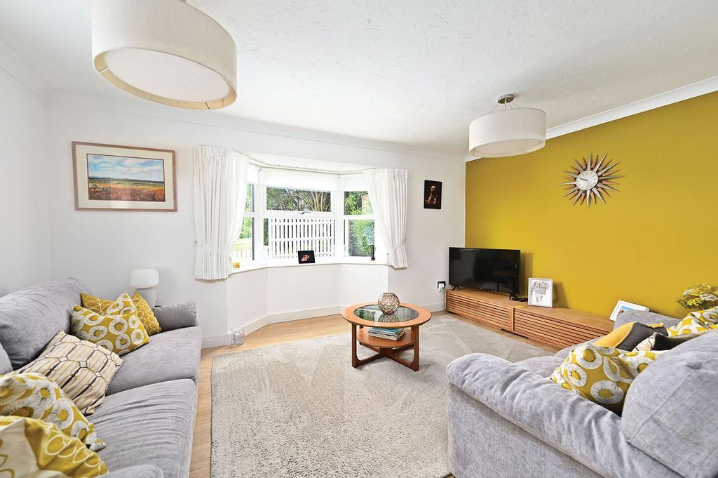 Property photo 2 of 15 Chatsworth Green