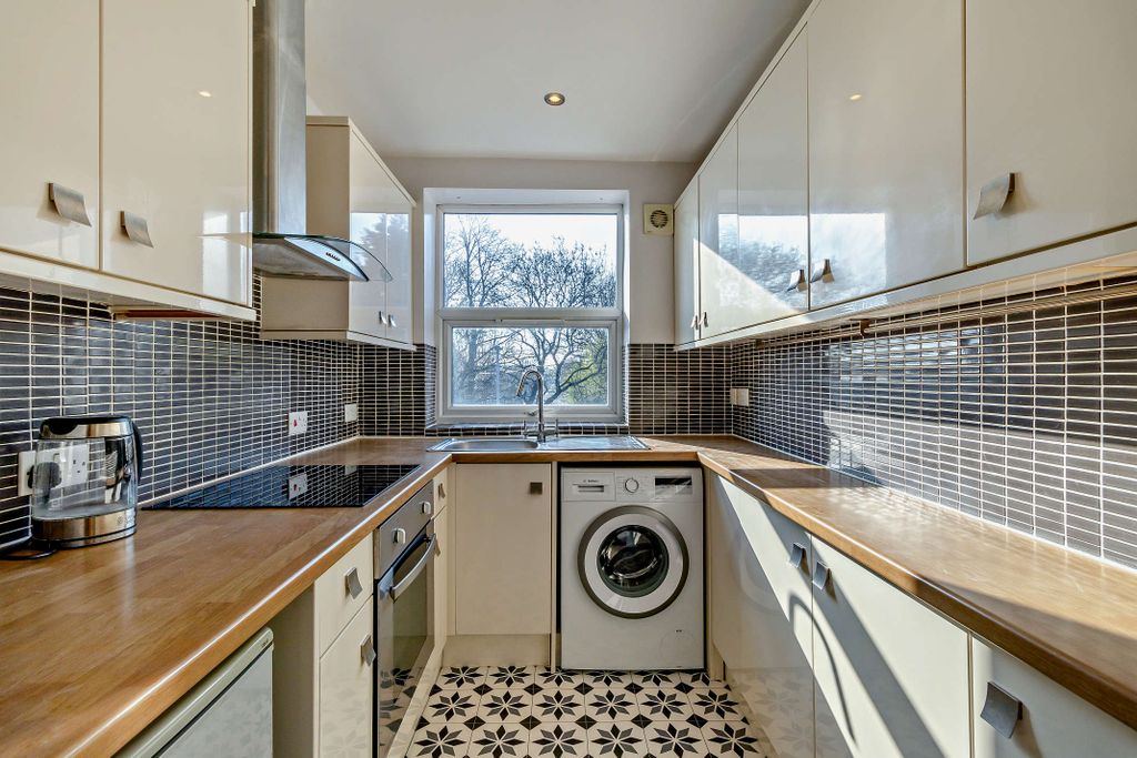 Property photo 2 of 7 Kitchen