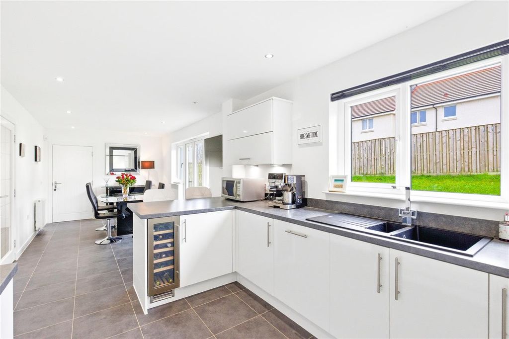 Property photo 3 of 28