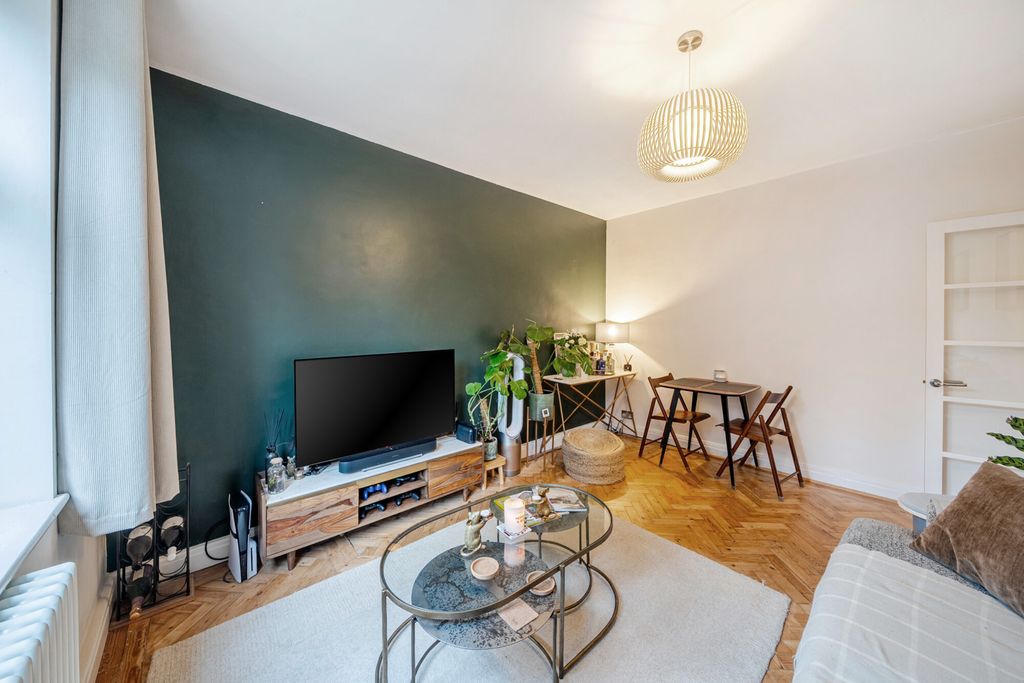 Property photo 2 of 9 1395455-6-695Cf97...