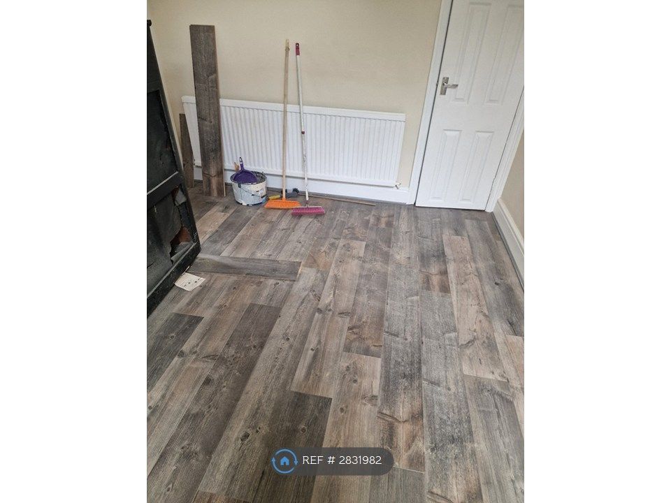 Property photo 3 of 12 Middle Lounge