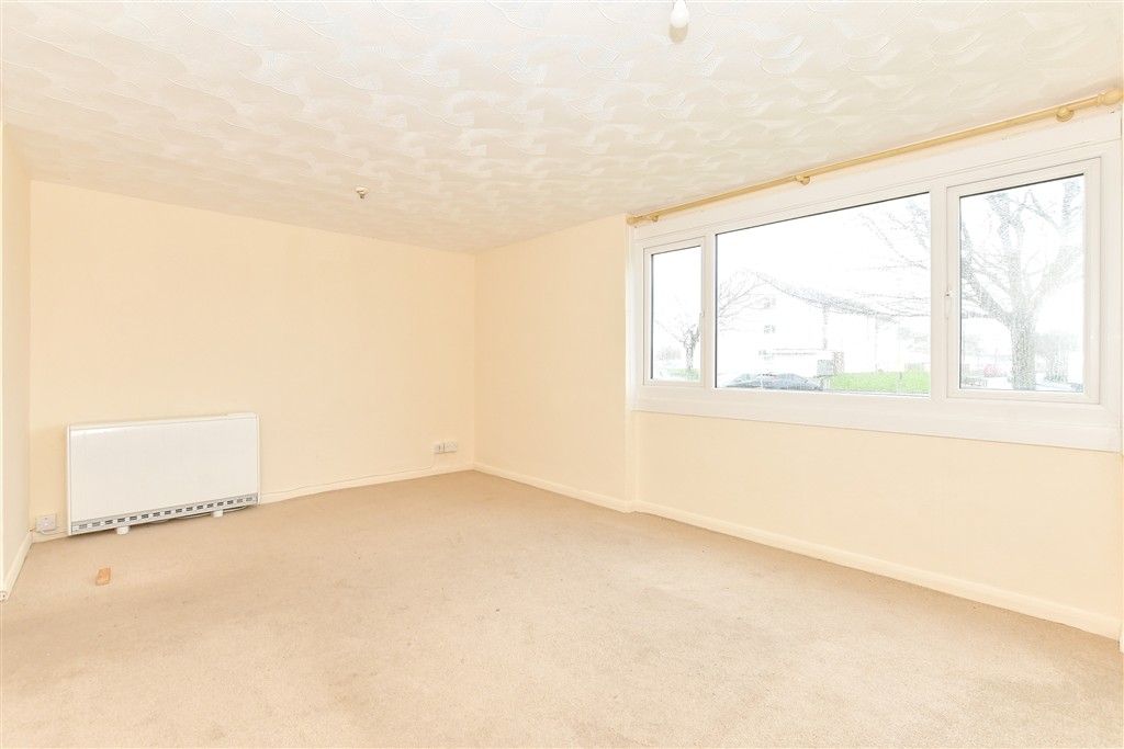 Property photo 3 of 9 Lounge