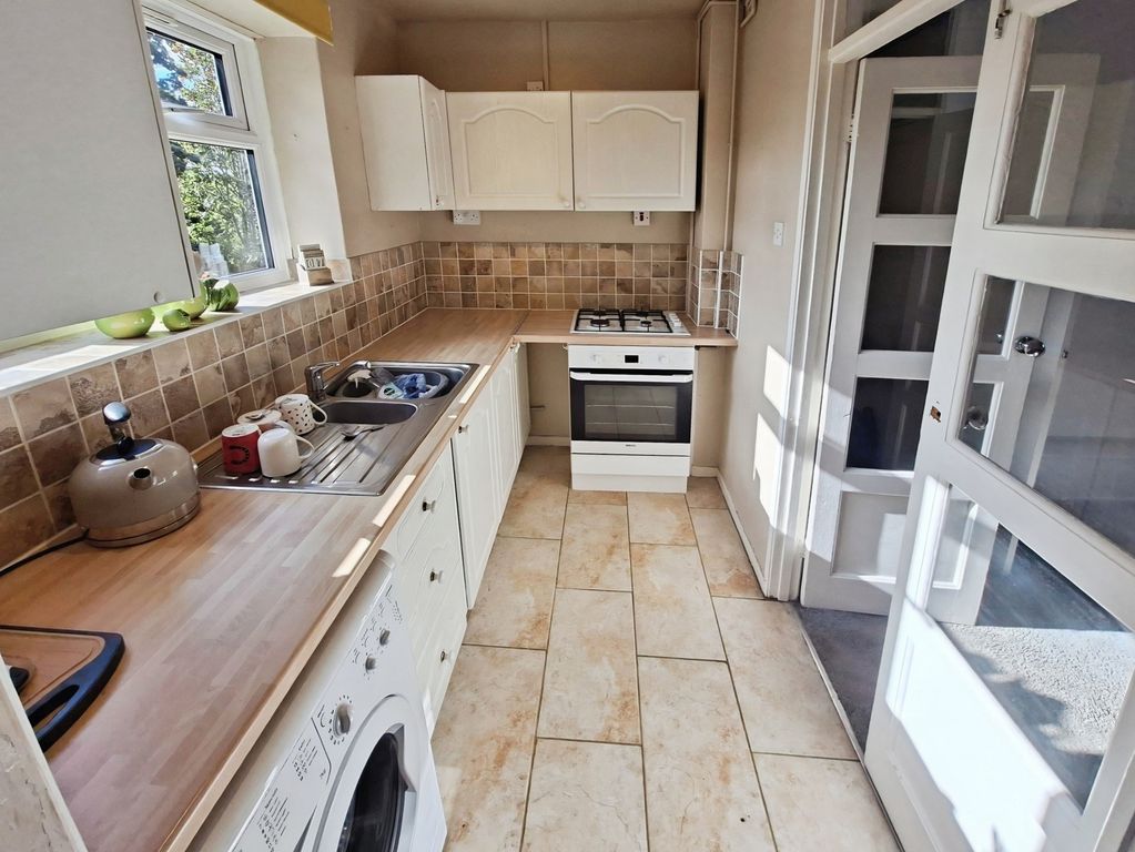 Property photo 3 of 8 Kitchen