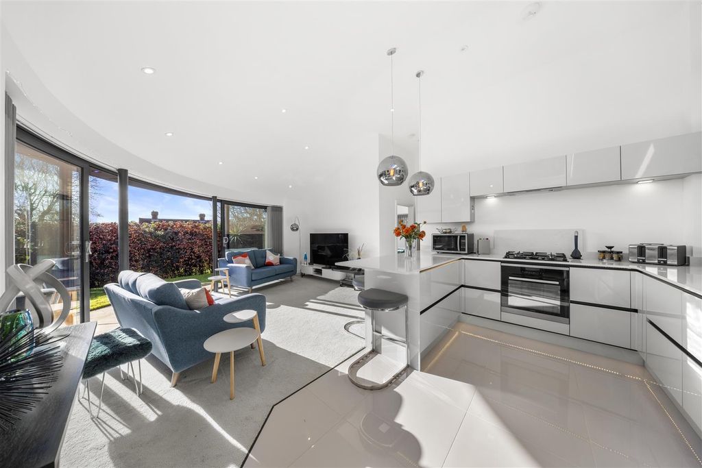 Property photo 3 of 21 Living Kitchen