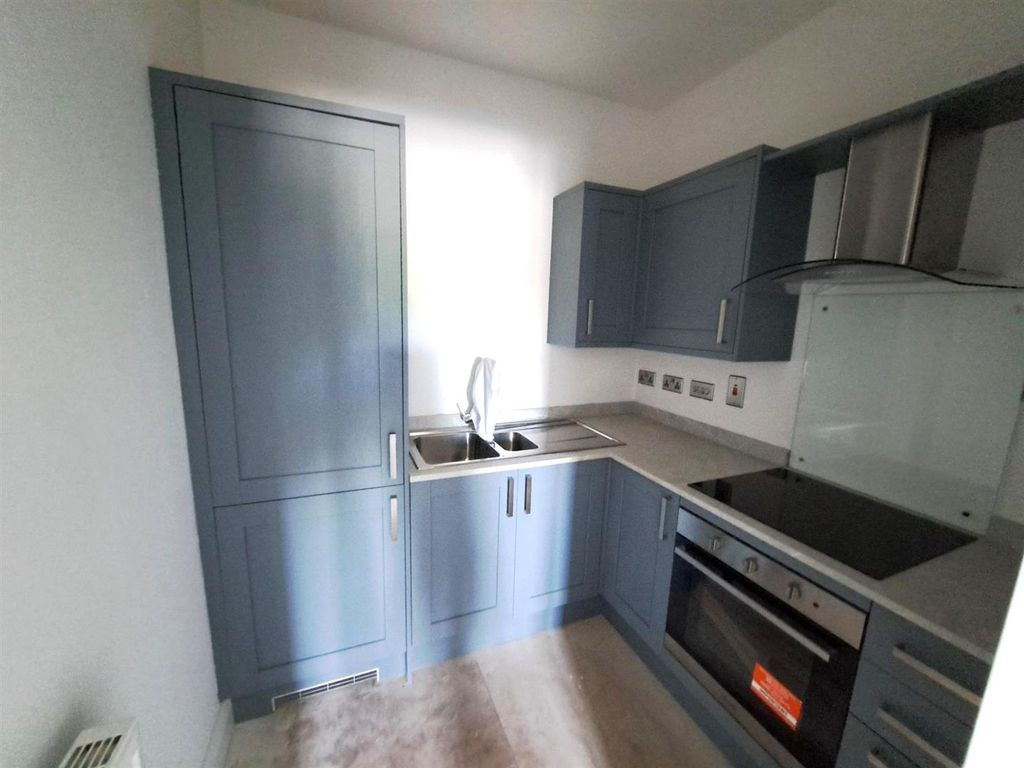 Property photo 3 of 12 Kitchenette