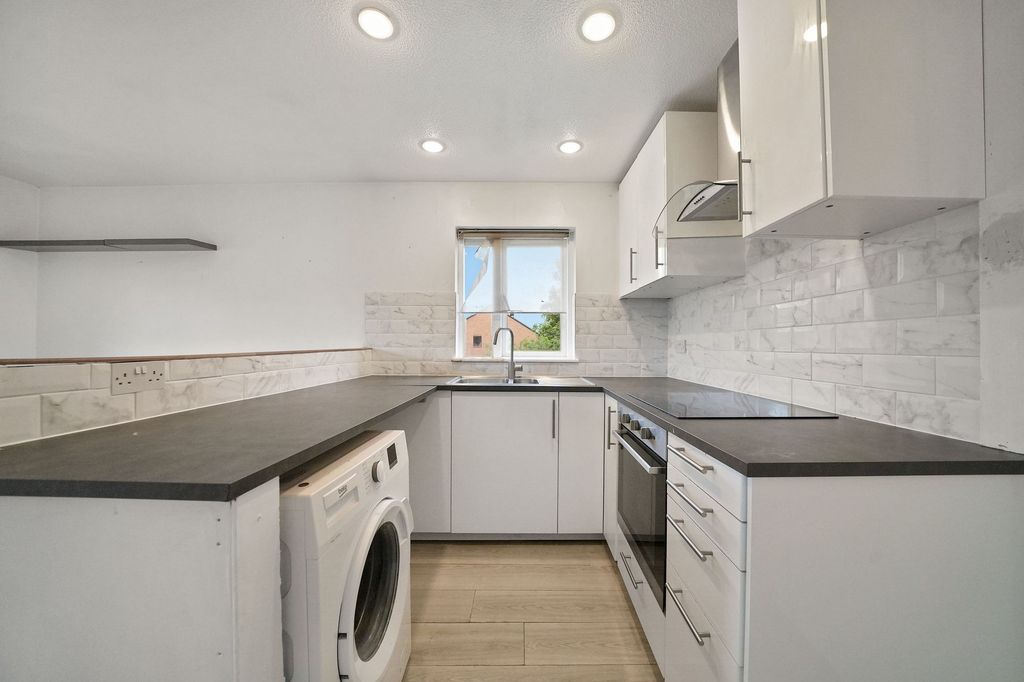 Property photo 3 of 10 30 Redgrave Close - Vp753Rhah3W92Zucvs2d
