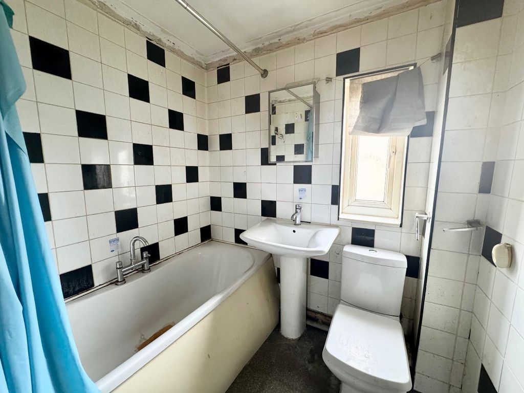 Property photo 3 of 8 Bathroom