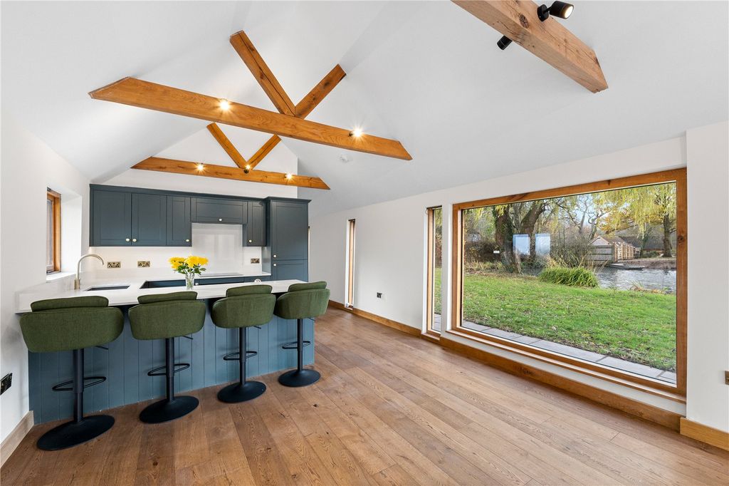 Property photo 2 of 39 Picture No. 17