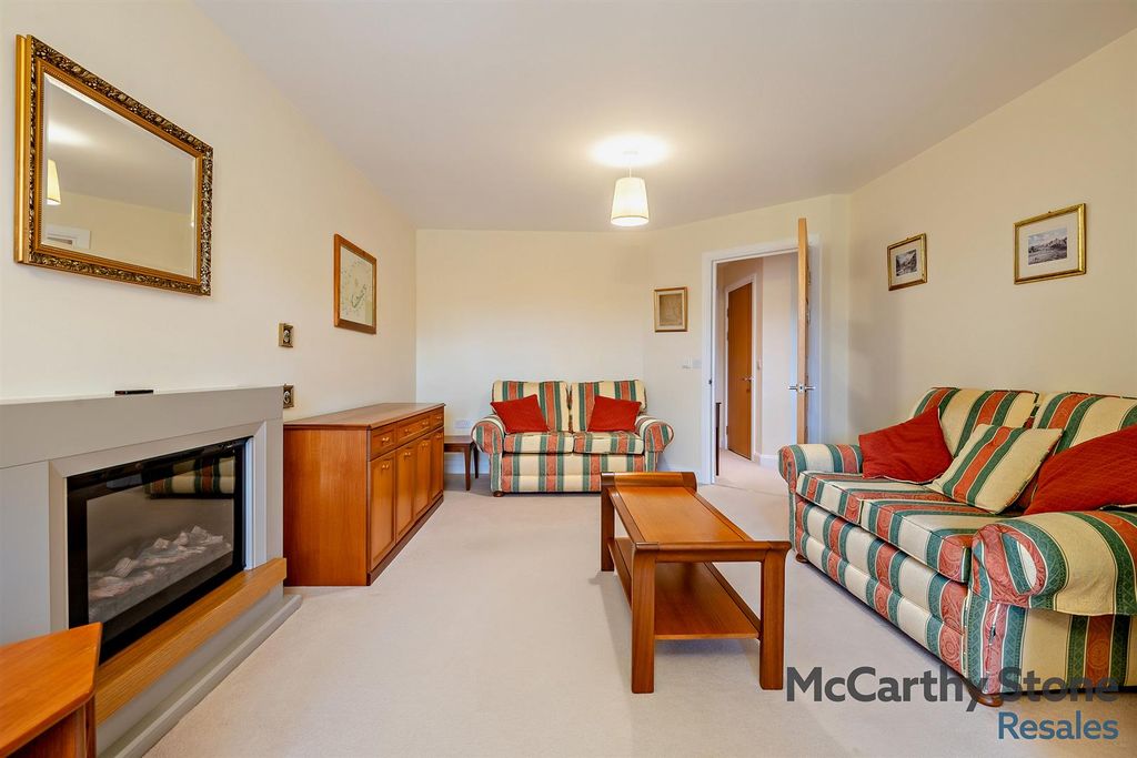 Property photo 3 of 31 8645006-Interior09-800.Jpg