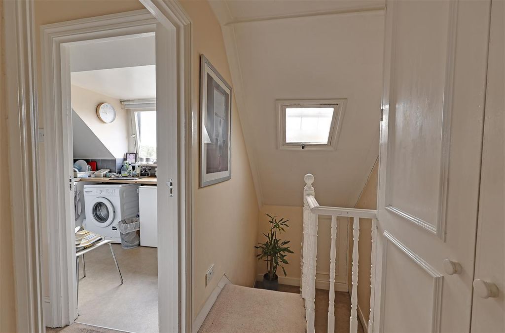Property photo 3 of 4 Landing