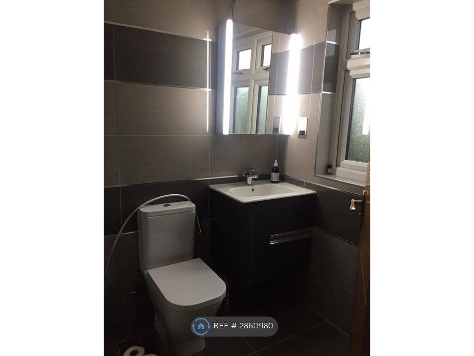 Property photo 3 of 12 En-Suite Private Bathroom