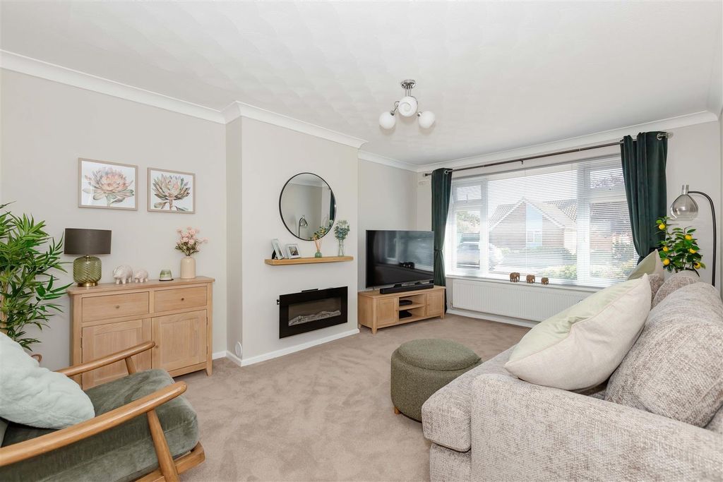 Property photo 2 of 17 Ainsdale Close_3.Jpg
