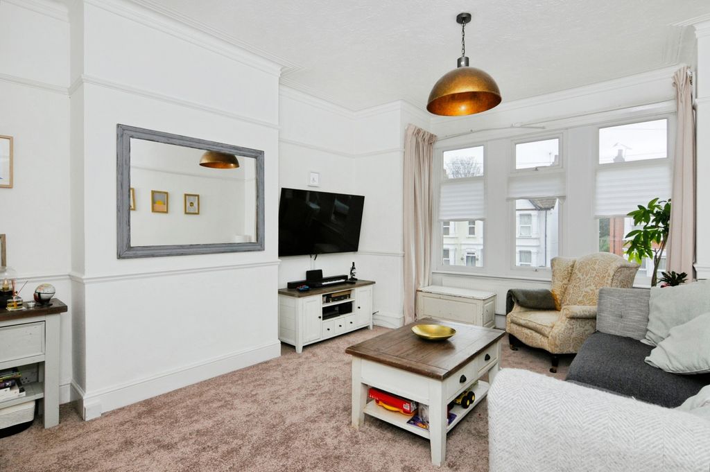 Property photo 3 of 19 Lounge