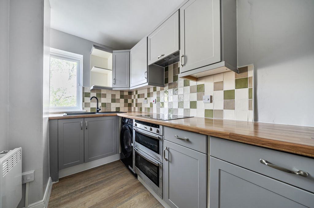 Property photo 3 of 10 Kitchen3