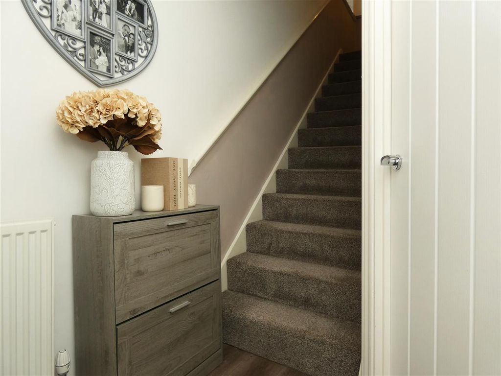 Property photo 3 of 26 Entrance Hall