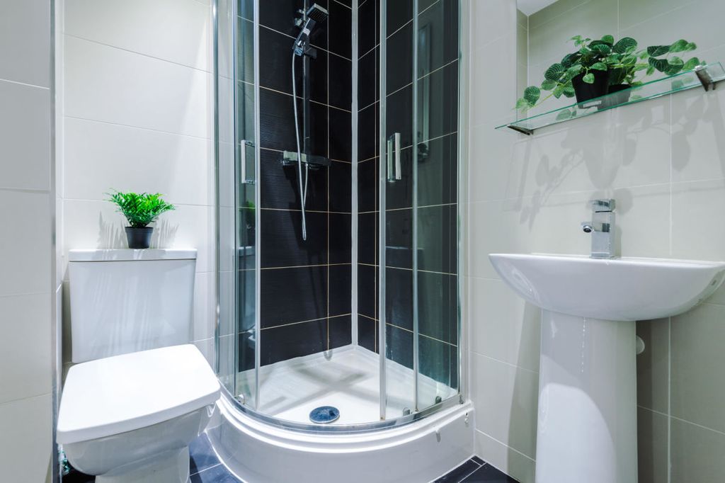 Property photo 2 of 11 Flat 5, Unw, 11