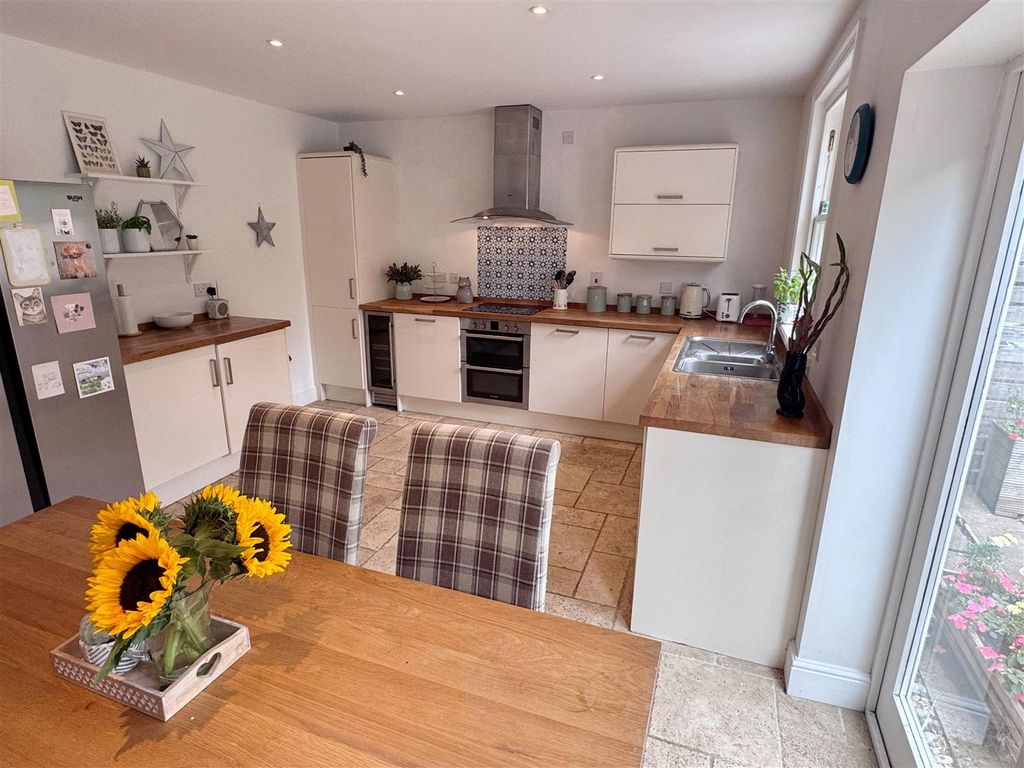 Property photo 3 of 32 Kitchen Breakfast Room 1.Jpg