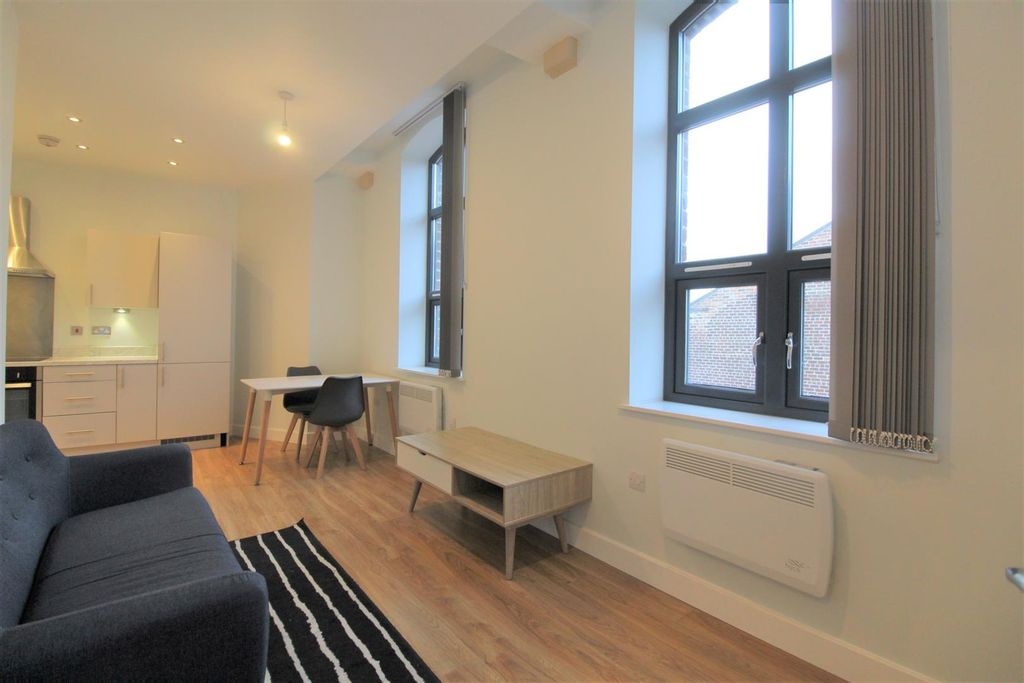 Property photo 3 of 9 Living Space