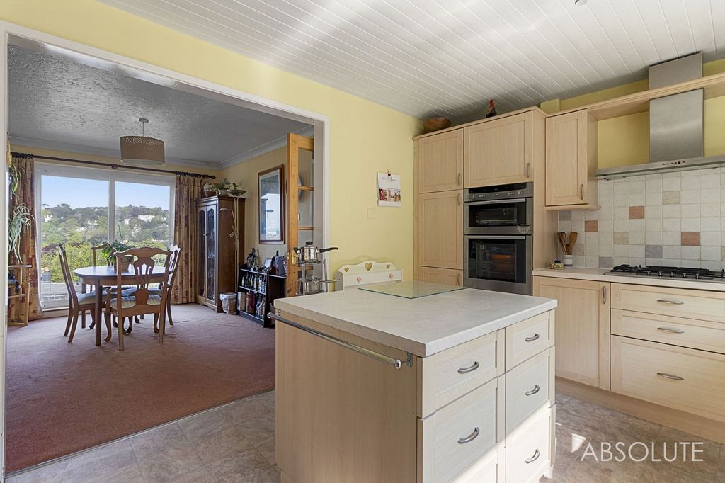 Property photo 2 of 32