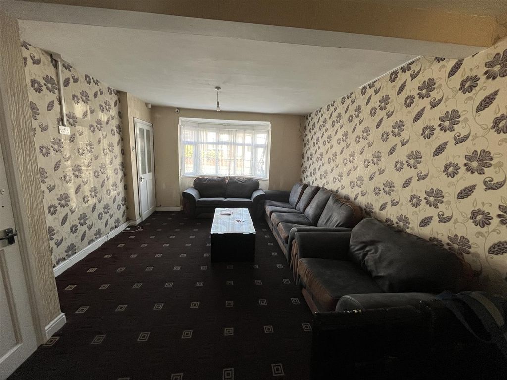 Property photo 3 of 15 Lounge