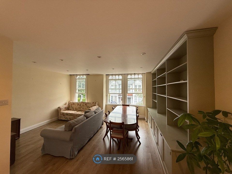 Property photo 3 of 23 Living / Dining
