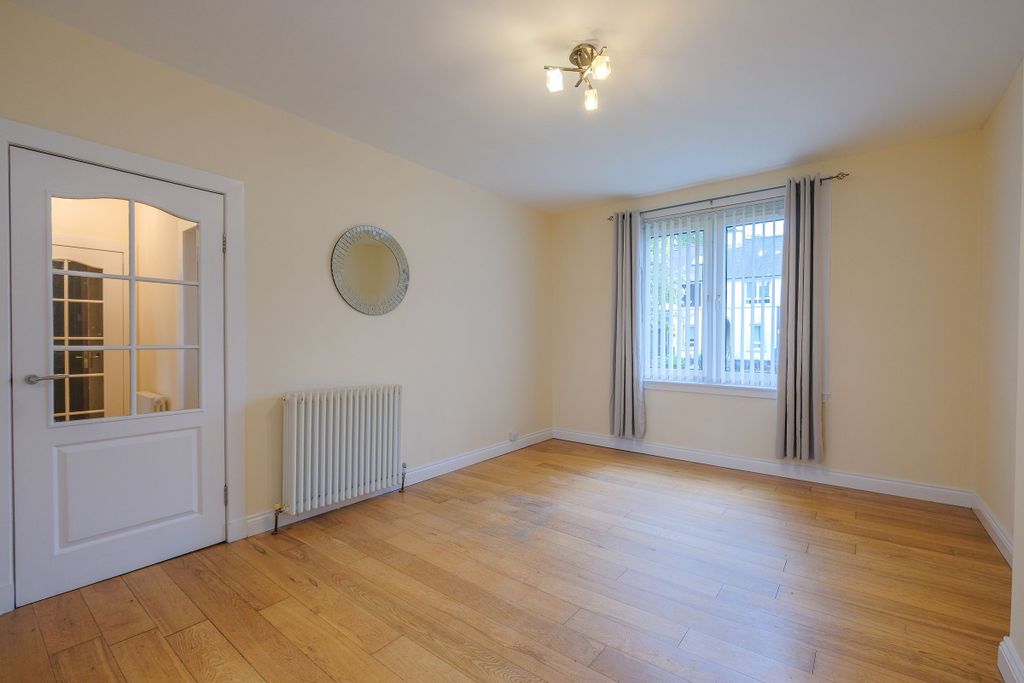 Property photo 3 of 18 Lounge