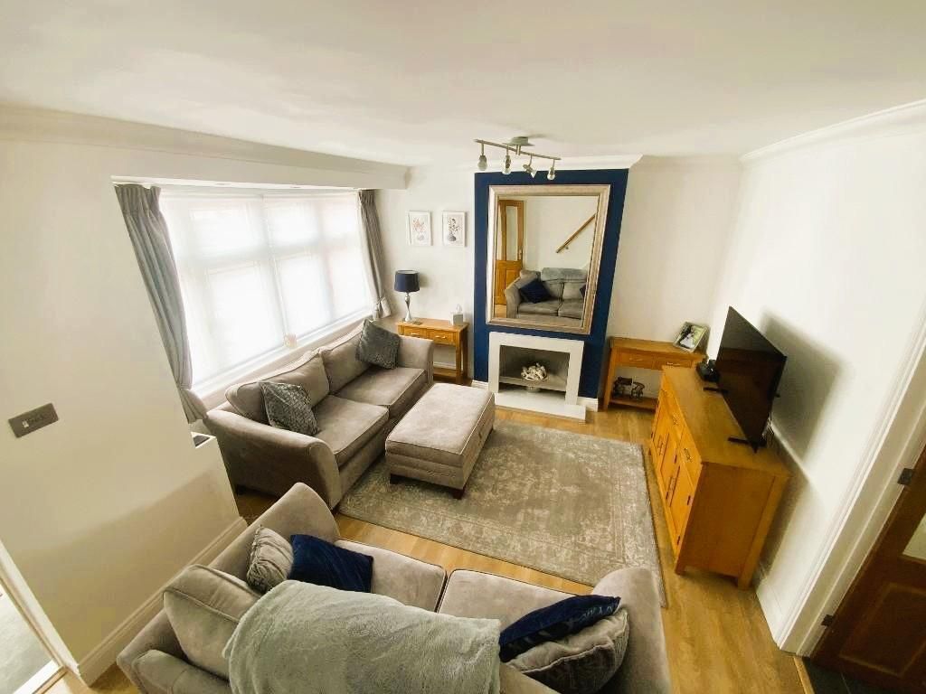 Property photo 2 of 17 Living Room 15'2 x 10'7