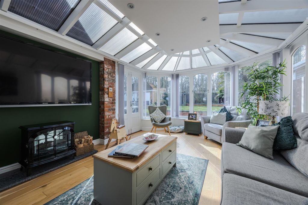 Property photo 2 of 25 Conservatory