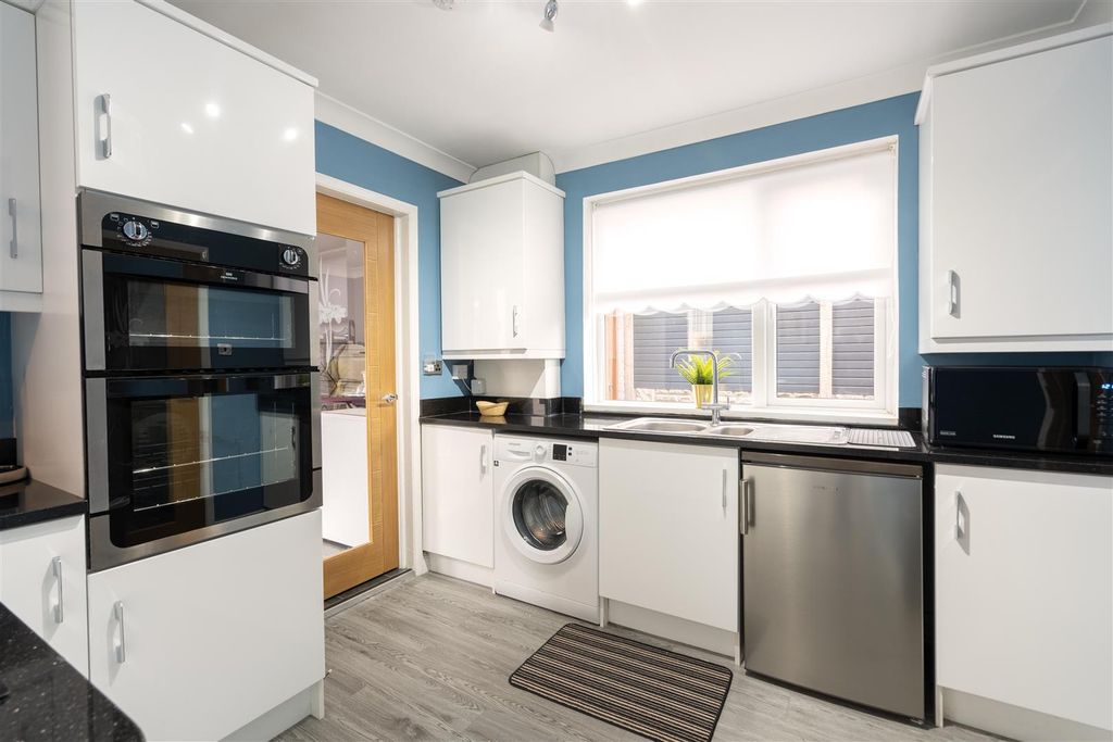 Property photo 3 of 10 Kitchen