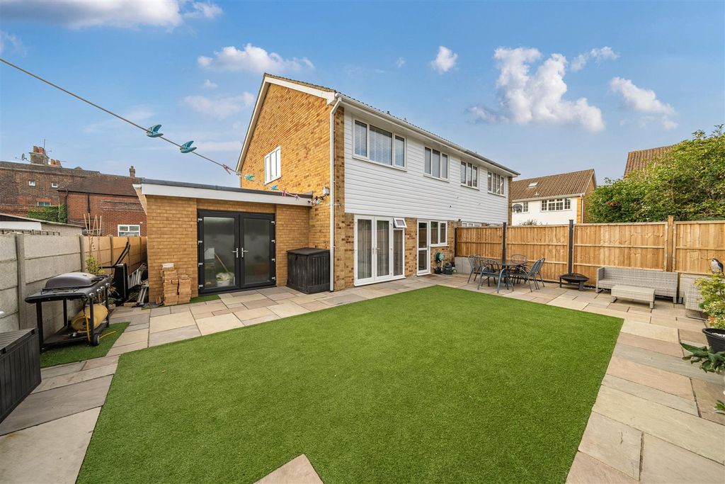 Fairthorne Gardens Alverstoke Gosport PO12 4 Bed Semi detached House fairthorne-gardens-alverstoke-gosport-po12-4-bed-semi-detached-house
